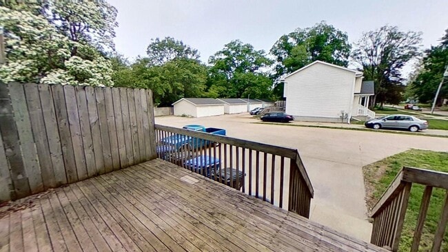 Building Photo - Two story duplex with two large bedrooms, walk in closet, one and a half bath, full basement.