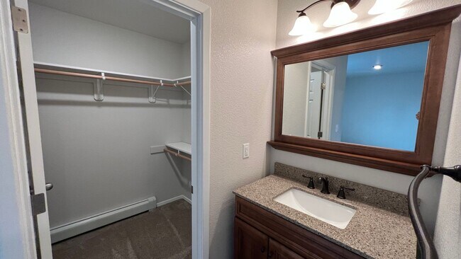 Building Photo - A spacious and well maintained (3) bed, (2.5) bath home between Campbell and Birch Lake.