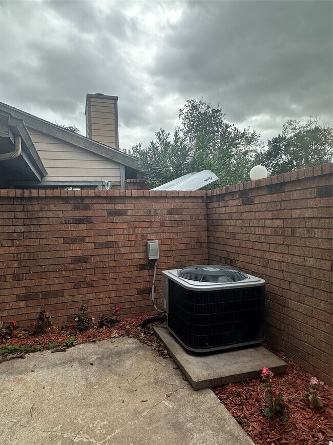 Building Photo - 200 Pecan Dr