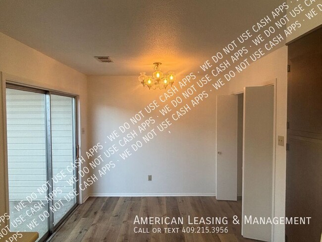 Building Photo - Beautiful 2/2.5 Townhome in the Acclaimed ...