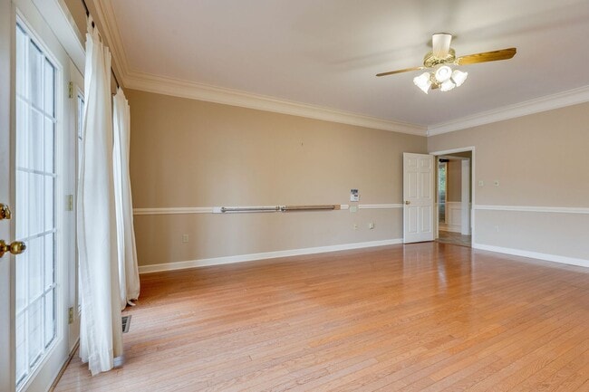 Building Photo - Experience lakefront living at its finest in the heart of East TN