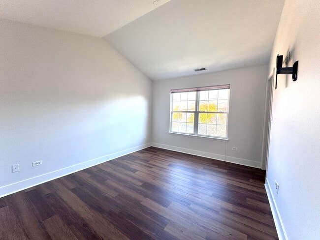 Building Photo - 2406 Sheehan Dr