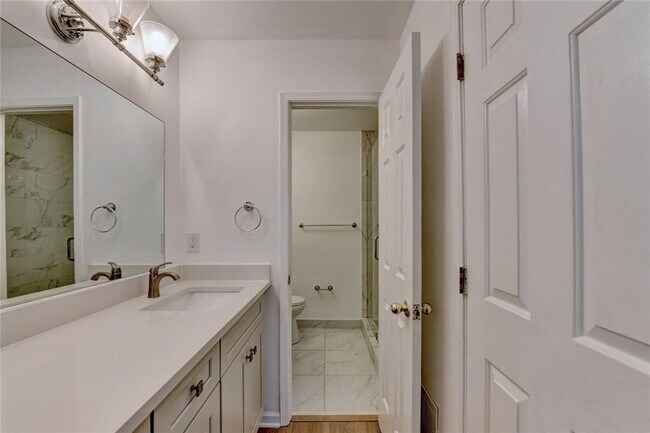 Building Photo - 4101 Pine Heights Dr NE