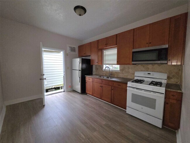 Building Photo - 7902 Hudson St