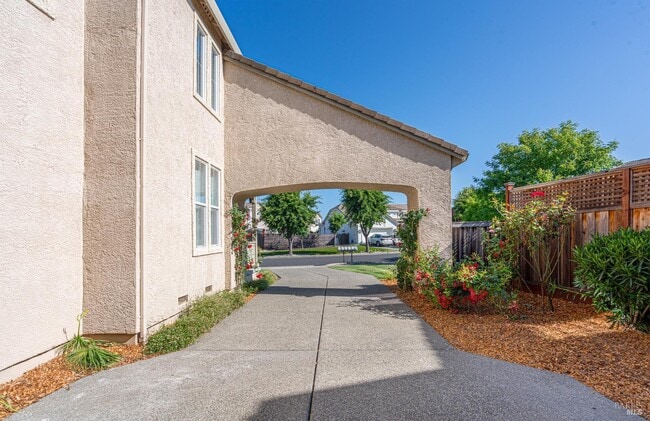 Building Photo - 525 Sauvignon Pl
