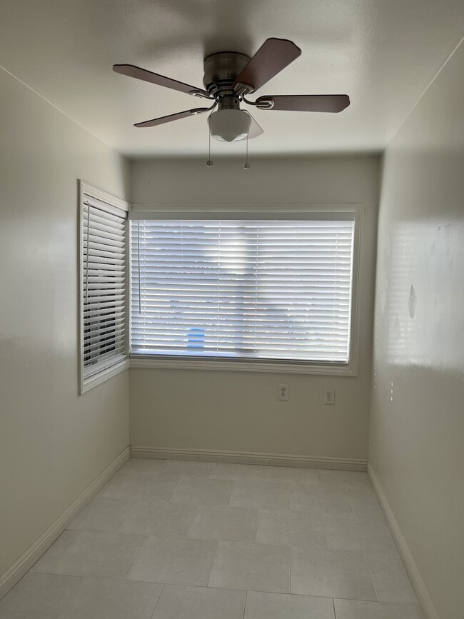 Building Photo - 554 S Willow Ave