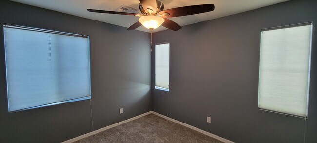 Building Photo - 4 bedroom plus roof top deck 1 bedroom dow...