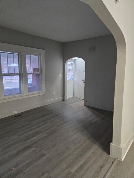 Building Photo - 2358 Putnam St