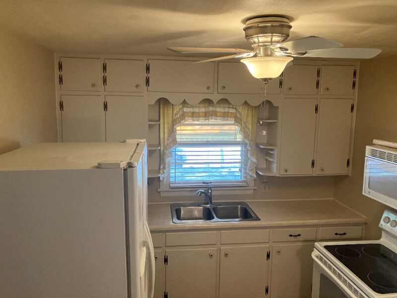 Building Photo - 811 NW B St