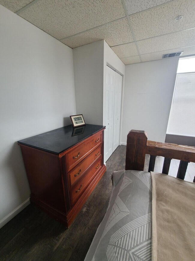 Building Photo - 17th St 6 Plex