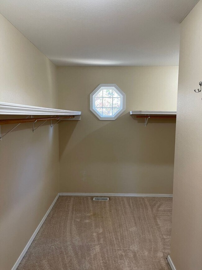 Building Photo - Available November 21st!   6 Month lease