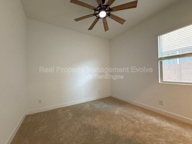 Building Photo - 8723 W Vista Ave