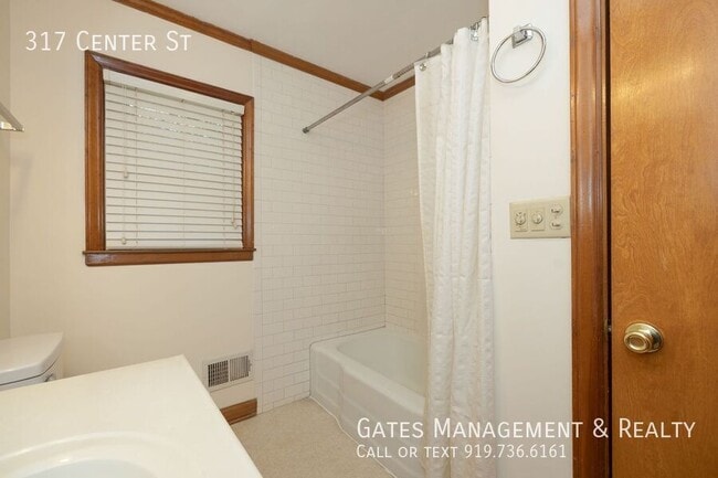 Building Photo - 317 Center St