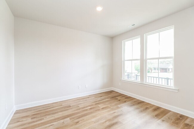 Building Photo - Beautiful 4BR 2.5BA Home w/ Full Appliance Kitchen • Garage Parking •