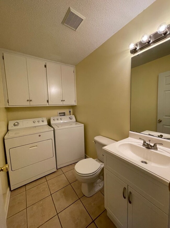 Building Photo - Foxchase Subdivision - End Unit!