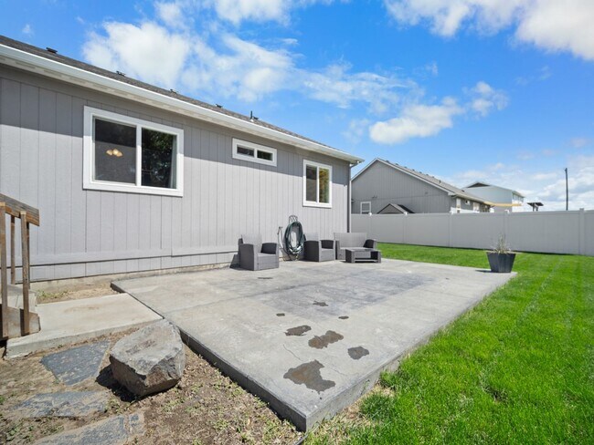 Building Photo - Beautiful home 5MILE/Big Yard & Garage (Furnished)