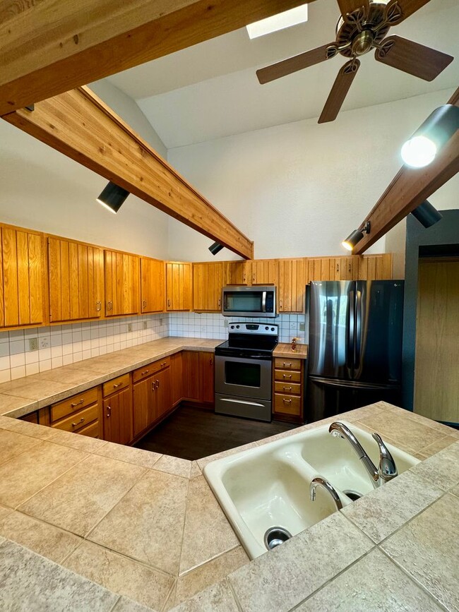 Building Photo - Well Maintained 3 bedroom end unit Townhom...