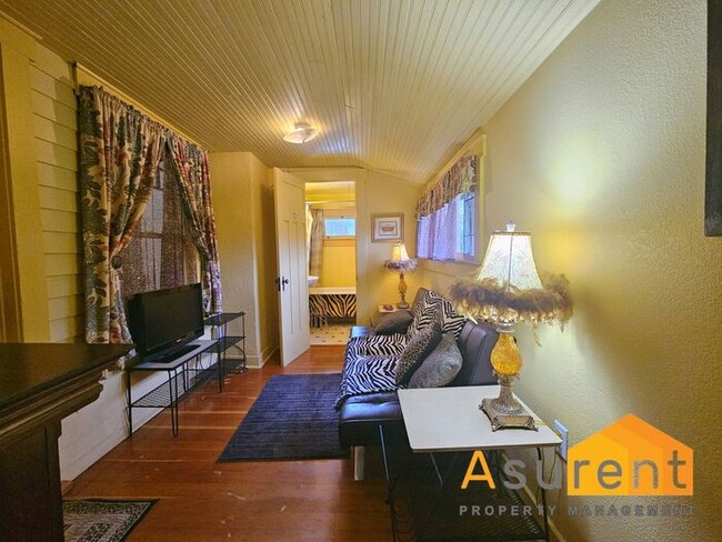 Primary Photo - Charming Furnished unit close to downtown ...