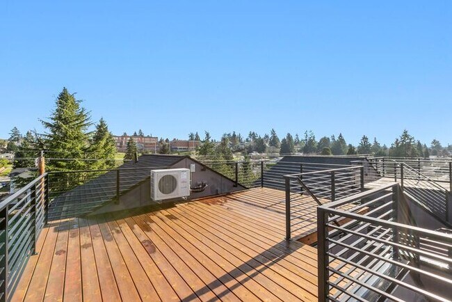 Building Photo - Newly Built Air-Conditioned Luxury Townhome in Highly Desired Admiral