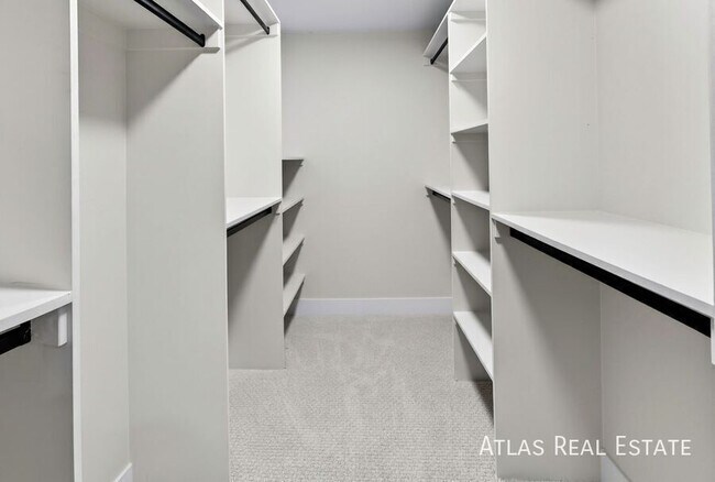 Building Photo - 830 Cherry St