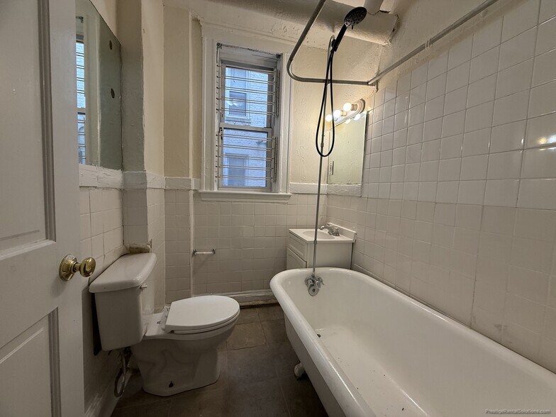 Building Photo - 528 Cambridge St