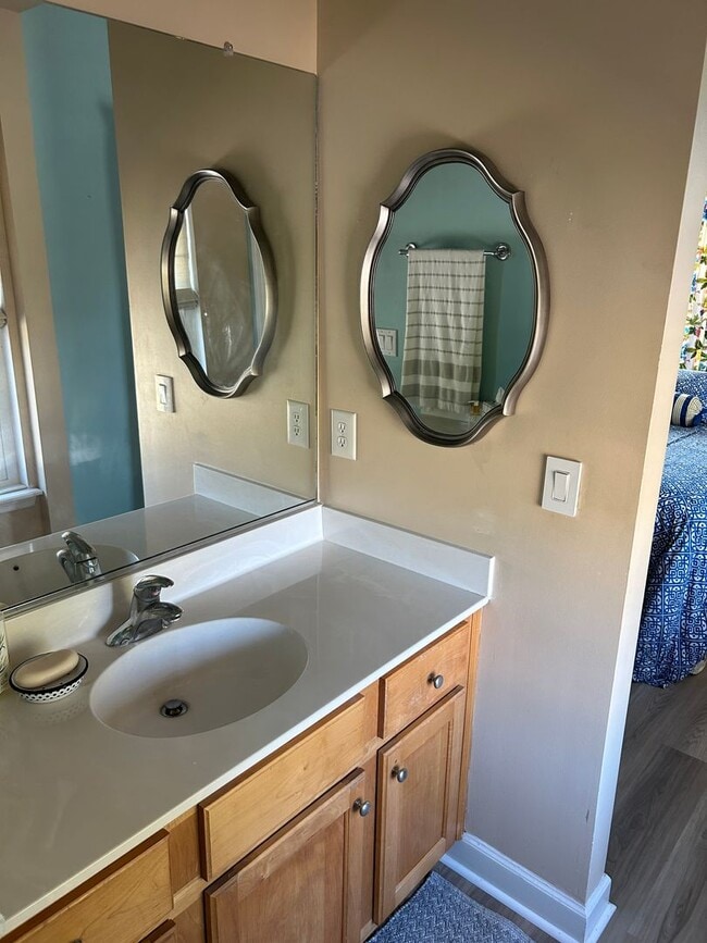 Building Photo - Fully Furnished: Stunning 3 - Bedroom 2.5 ...