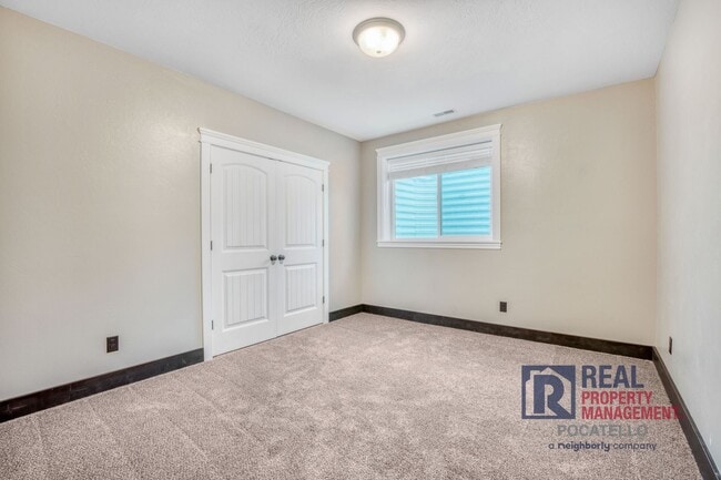 Building Photo - Beautiful - Elegant - 5 Bedrooms - 3 Car -...