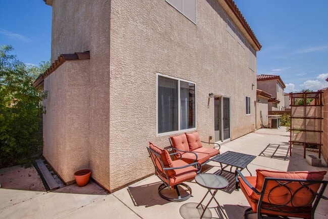 Building Photo - 4 bedroom 3 bath centrally located home
