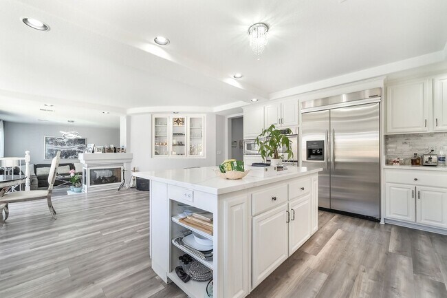 Building Photo - Luxury Living in Guard-Gated Royal Highlands!