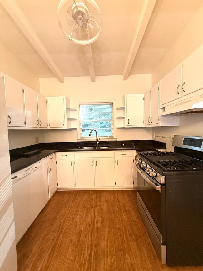 Building Photo - Vintage ranch with loads of charm!