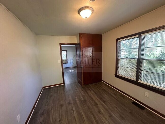 Building Photo - 1 bd/1 ba -1017 S Glenwood Dr #A, Independ...