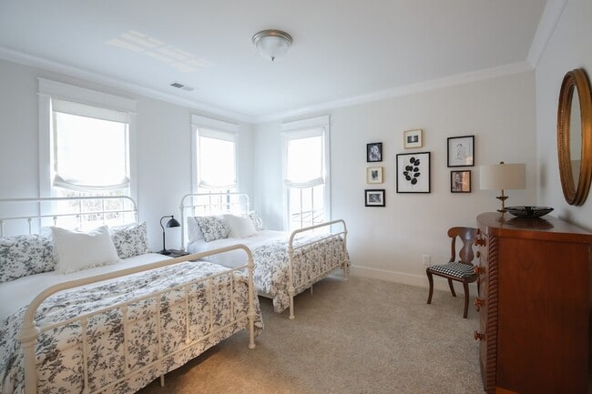 Building Photo - 237 Stephens Valley Blvd