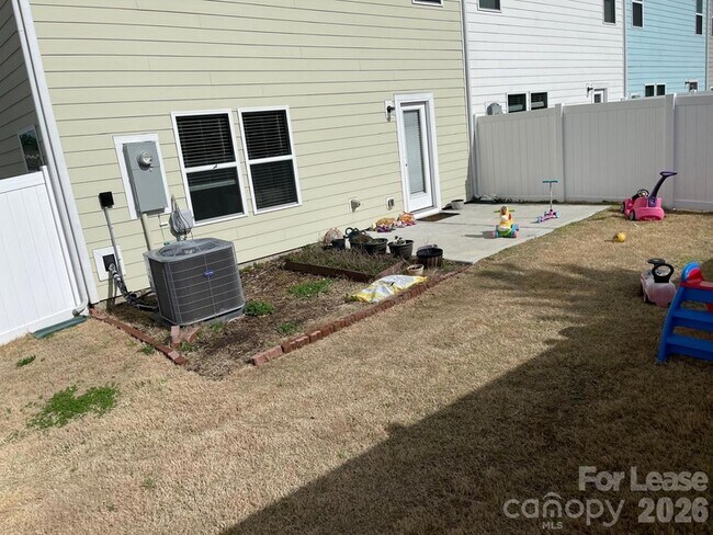 Building Photo - 8550 River Ridge Dr