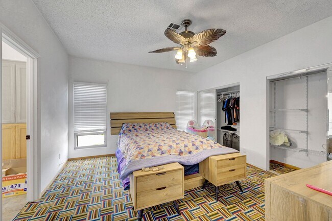 Building Photo - 3 bedroom home with pool!!