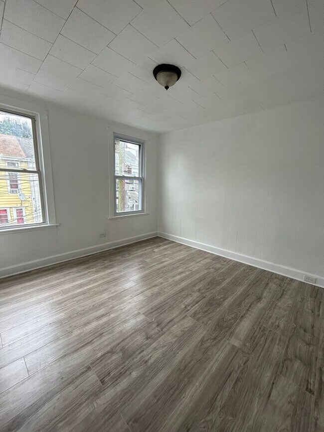 Building Photo - 739 Beatty St