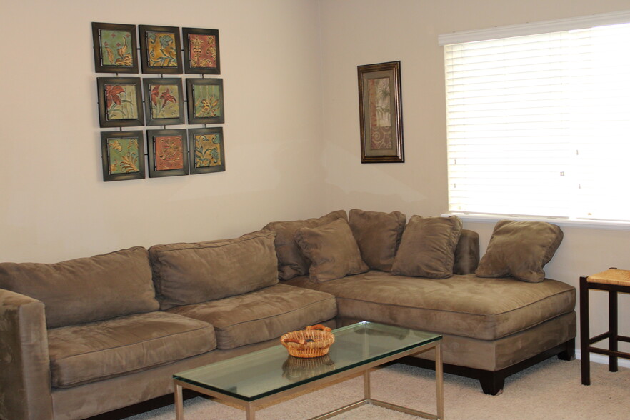 Living Room - 325 W 700 N