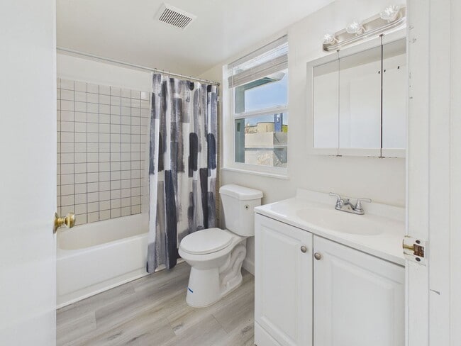 Building Photo - Updated 1BR in Prime Oakland Location | Flexible Furnishing Options