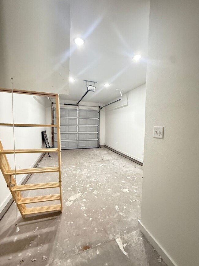 Building Photo - Spectacular Town-Home in West Lubbock!