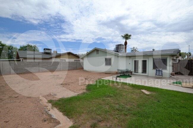 Building Photo - 2522 E Don Carlos Ave