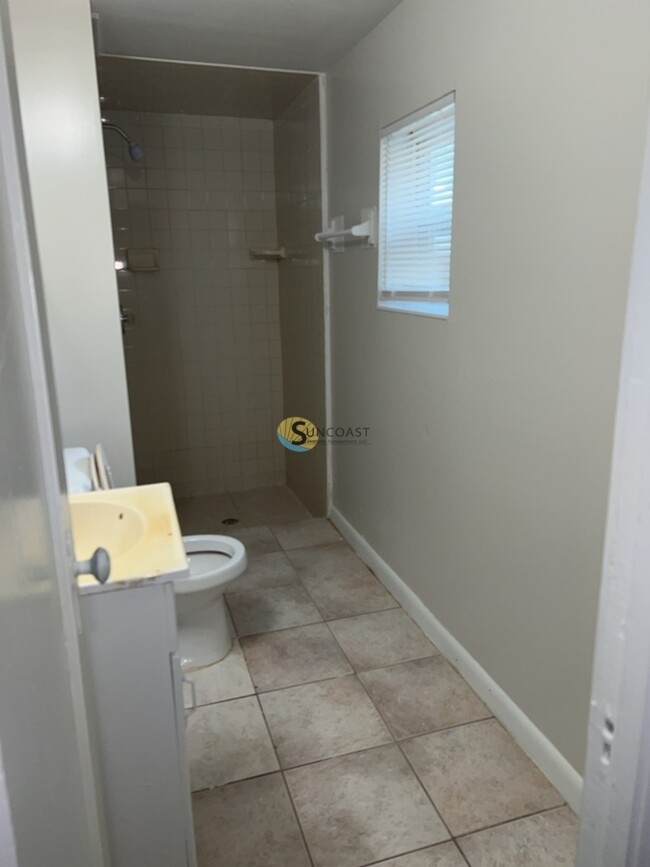 Building Photo - CHECK ME OUT 1BED/1BATH BUNGALOW WITH A GR...