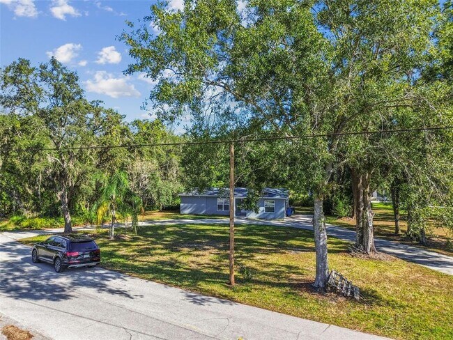 Building Photo - 6005 Lakeside Dr