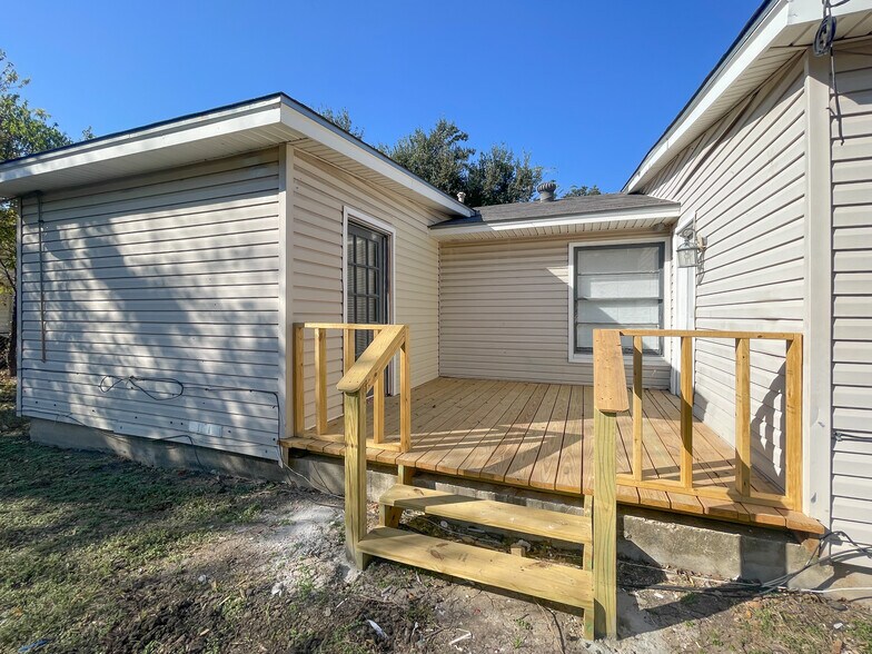 Building Photo - 3812 Pine Ave