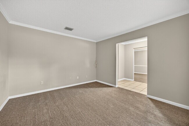 Building Photo - Spacious 3BR Home with Fireplace, Garage & Private Yard