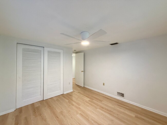 Building Photo - 2 Bedroom Home - Close to Siesta Key! Pet ...