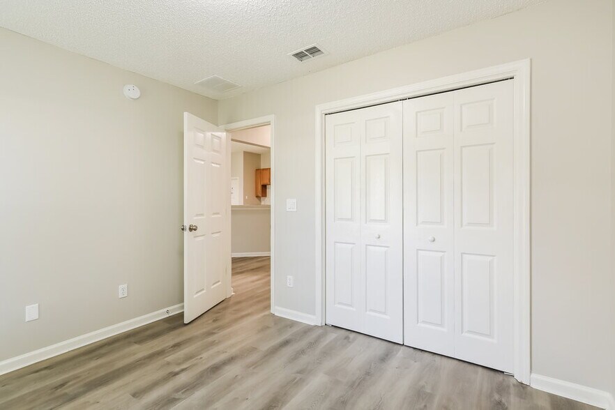 Building Photo - 2995 Thorncrest Dr