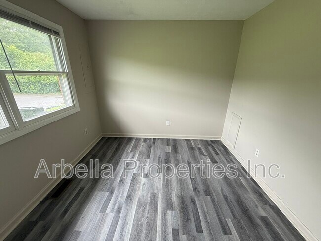 Building Photo - 230 Booher Ln