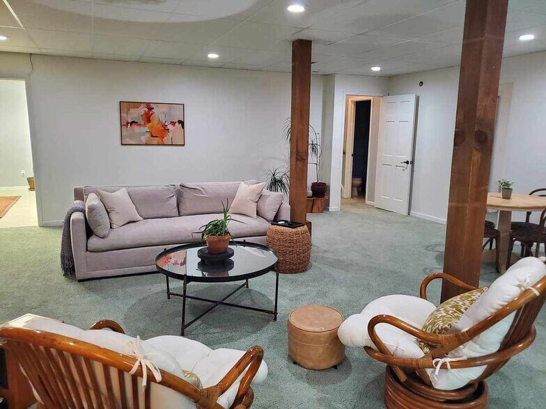 Building Photo - 10 White Birch Dr