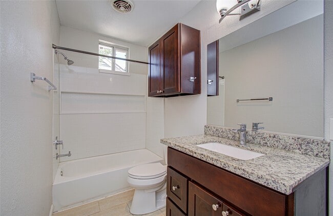 Building Photo - 1519 W 12th St