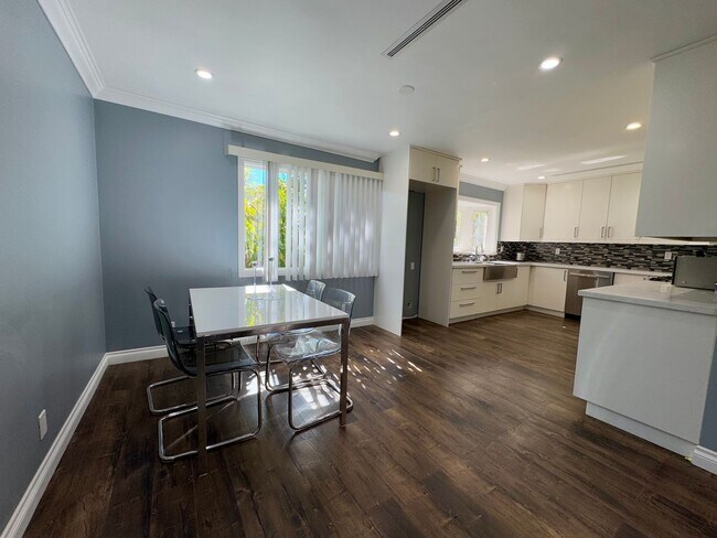 Building Photo - Large Open Layout Nestled in a Quiet Neighborhood with Stunning Mountain Views