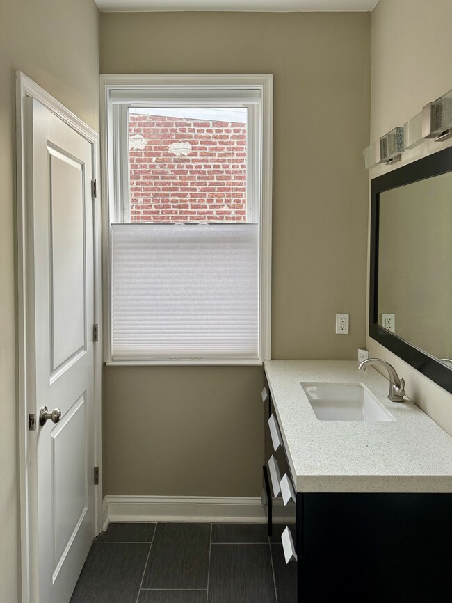 En-suite bathroom - 2103 13th St SE